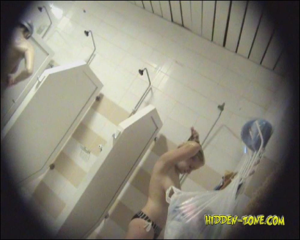 Скрытая камера в ванной комнате снимает пару голых людей