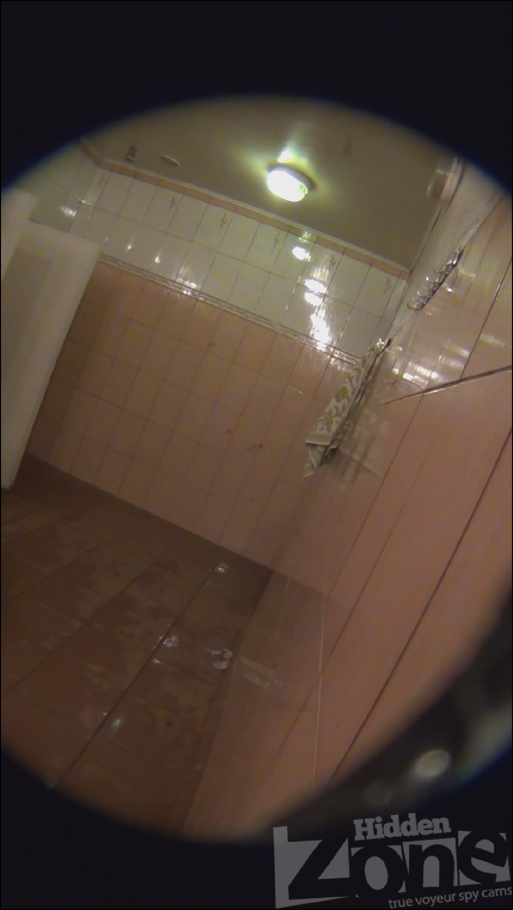 В уличном туалете спрятали скрытую камеру